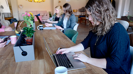 拓寬職業(yè)道路:企業(yè)管理提升課程的價值.png 拓寬職業(yè)道路:企業(yè)管理提升課程的價值.png